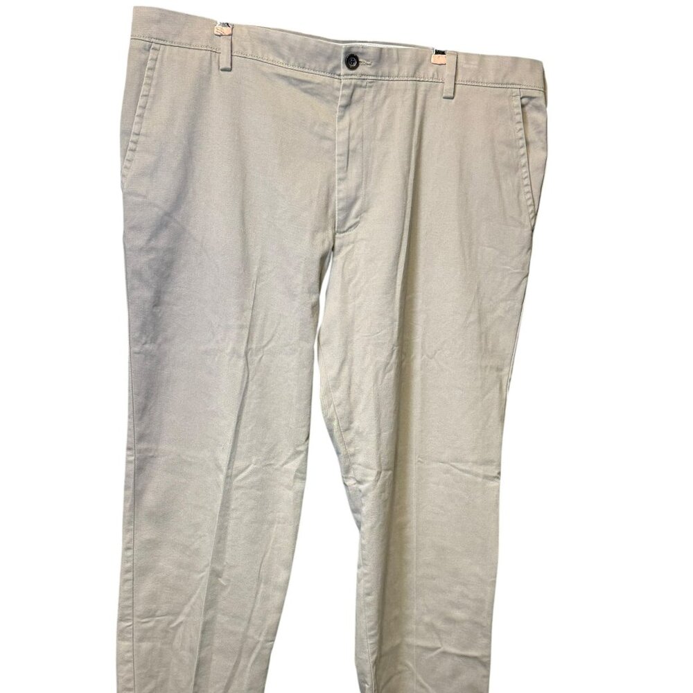 Docker's Mens Easy Khakis, Classic Fit Size 40/30 - Cloud Tan